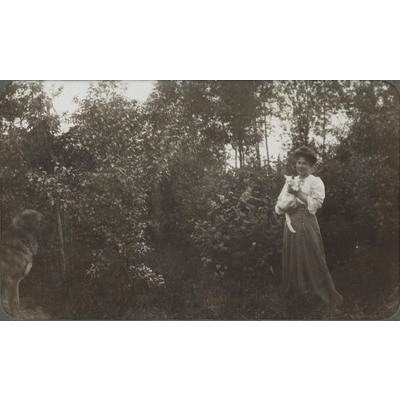 SLM P09-1491 - Hildur Lundqvist i trädgård med katt och hund