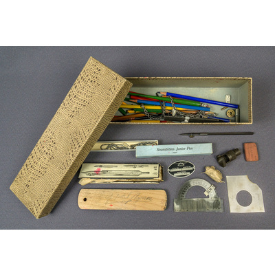 SLM 30042 1-30 - Skrin av kartong med pennor, sigillack, gradskivor mm från 1940-talet