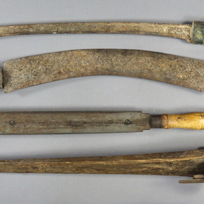 SLM 15687 1-4 - Fyra verktyg för tillverkning av tunnor, från Öknaby i Floda socken