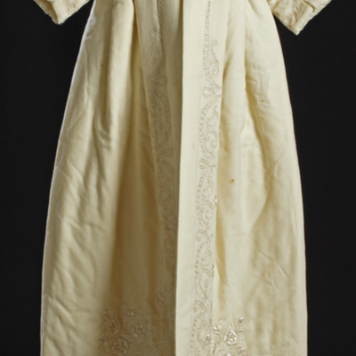 SLM 11851 1 - Dopklänning av vitt ylle med broderier, 1800-tal