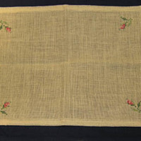 SLM 31491 - Duk av linne med broderade rosor, sannolikt sydd av Ingrid Alderstrand