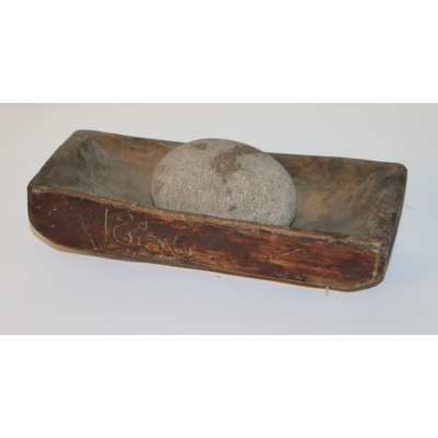SLM 20586 - Saltkar av trä med kross av sten, daterat 1858, från Helgarö
