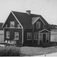 SLM M003175 - Broby med manbyggnad uppförd 1935. Litt: Sveriges städer och samhällen jämte landsbygd, del 2, sid 380.