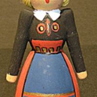SLM 27324 - Docka av målat trä, flicka klädd i Vingåkersdräkt, souvenir