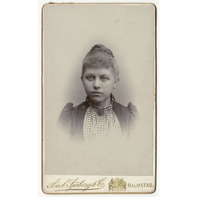 SLM P2021-0023 - Visitkort, ung kvinna Halmstad, har tillhört konstnären Bodil Güntzel