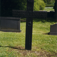 SLM P2013-981 - Tunabergs kyrka, gravsten på kyrkogården
