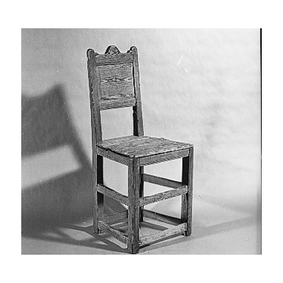 SLM 1327, 1328 - Två stolar med profilerad ryggslå upptill, från Håkanbol i Svärta socken