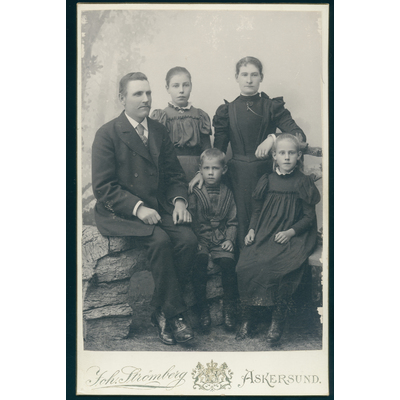 SLM P2020-0238 - Carl och Kristina Ekblom med barnen Hilda, Signe och Adrian, ca 1900