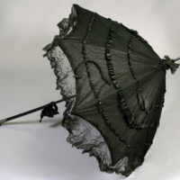 SLM 11416 - Parasoll med skärm av svart siden med tyll och band