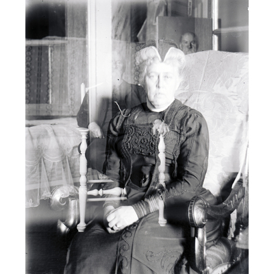 SLM Ö113 - Änkefru Ingeborg Åkerhielm i en gungstol omkring 1903