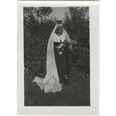 SLM P2022-0555 - Kvinna klädd till brud