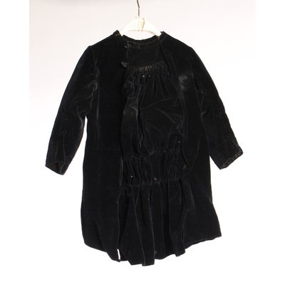 SLM 28308 - Flickklänning av svart sammet i två delar, har tillhört Helene Åkerhielm född 1886