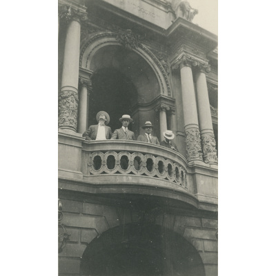 SLM P2022-1175 - Fyra män på en balkong