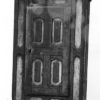 SLM 4451 - Bänkskåp med en dörr, 1700-tal, senare målning
