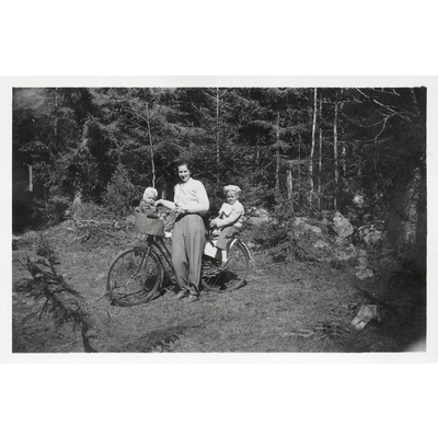 SLM P2018-0372 - Brita på cykeltur med barnen i början av 1950-talet.