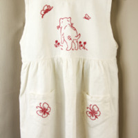 SLM 27451 - Flickklänning av vit bomull, broderat motiv med katt och fjärilar, 1940-talets början