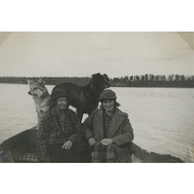 SLM P07-631 - Karin och Lisa Hall i båten, 1933