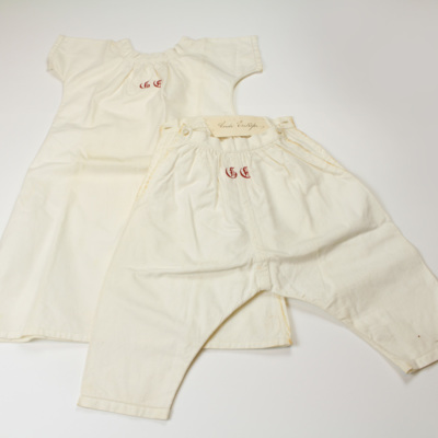 SLM 11230 2 - Benkläder, sydda som miniatyr, avsedd för slöjdundervisning, 1880-tal