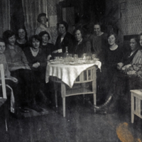 SLM P08-2214 - Tolv kvinnor samlade runt fikabordet