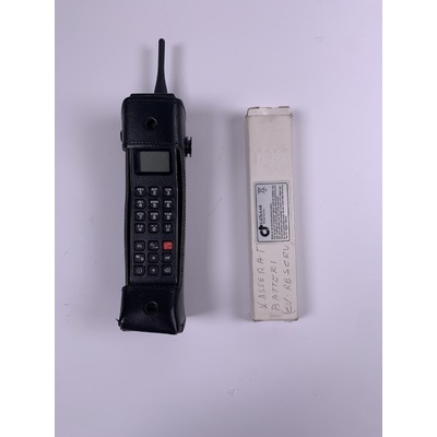SLM 39789 1-5 - Mobiltelefon (Motorola) med fodral, samt extrabatteri