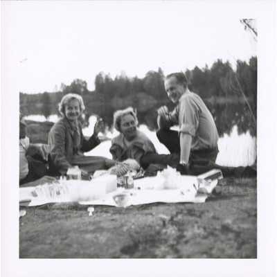 SLM P2020-0725 - Lärare från Solbacka Läroverk och sina makar på en picknick vid Kyrksjön i Stjärnhov, 1950-tal