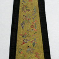 SLM 7984 - Dräktdetalj av gult mönstervävt siden, broderier med fåglar mm, kinesiskt
