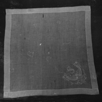 SLM 7454 - Näsduk av vit linnebatist prydd med hålsöm och monogrammet S