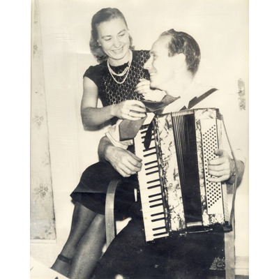 SLM 37917 - Inramat fotografi Juri och Ellen Pöder, flyktingmigranter från Estland (1944)
