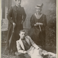 SLM P11-6958 - Foto Bertha Frisch, Greta Söderblom och Hildegard Aspelin, sommaren 1894