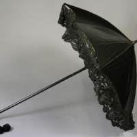 SLM 14106 3 - Parasoll av svart siden med tyllspets från 1800-talets slut