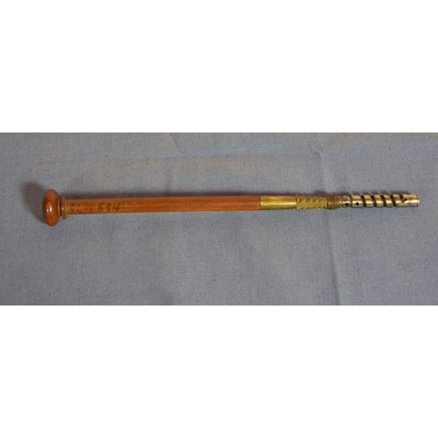 SLM 594 - Instrument använd för att rengöra gevärspipor, mässing med mahognyskaft