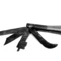 SLM 551 - Kniv med blad, såg mejsel mm, skaft av mahogny med järnbeslag