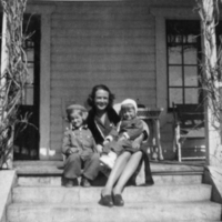 SLM P09-991 - Marianne Falkenberg med Catharina och Henric, 17 augusti 1947