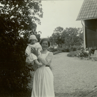 SLM P11-5712 - Dagmar Lindblom med Dora (Oa) Indebetou på Mörkhulta 1914