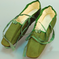 SLM 21469 3 - Drottning Desirées skor av grönt siden