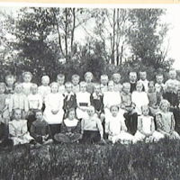 SLM M002596 - Lärarinnan fröken Ada Funke med skolklass, småskolan vid Berga, 1910