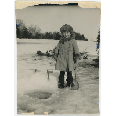 SLM P07-484 - En flicka fiskar på isen