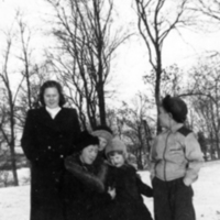 SLM P07-2617 - Lisbeth Andersson från Finland, med barnen, på besök i Brunsta, Hällby 1940