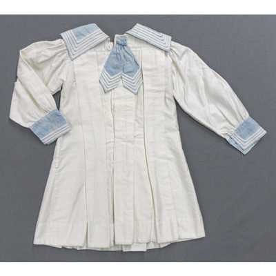 SLM 52559 - Sjömansklänning av vitt bomullstyg med detaljer i blått tyg, tidigt 1900-tal