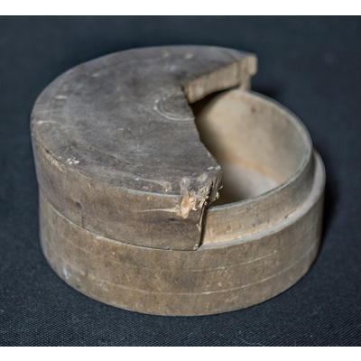 SLM 13924 - Cylindrisk ask med lock, svarvad och troligen gjord i Ås härad, Västergötland