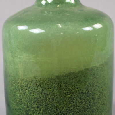SLM 3764 - Snusflaska av grönt glas, skruvpropp av tenn.