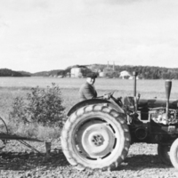 SLM P05-18 - Knut Jansson på traktorn som drar såmaskinen vid Stäket i Sorunda socken 1960