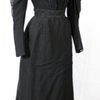 SLM 9819 - Tvådelad svart siden- och ylleklänning med korsetterat liv, 1800-talets slut