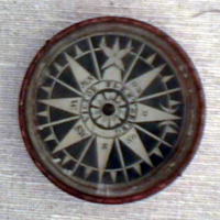 SLM 15173 - Kompassdosa av horn med målad kompassros, märkt 