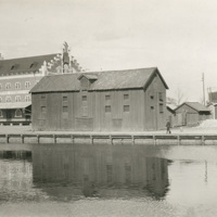SLM M033704 - Hamnen i Nyköping, med Storhusqvarn och förrådsbyggnader år 1915