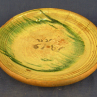 SLM 2039 - Fat av lergods, glaserat i gult och grönt, daterat 1819, från Floda socken