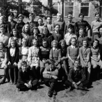 SLM P07-1375 - Klassfoto från Riksby skola, 1:a klassen i realskolan, Anders Lybeck nere till höger, 1940-tal