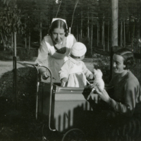 SLM P12-871 - Karin på promenad med barnvagn 1933