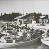 SLM R50-85-8 - Oxelösunds hamn, med hamnpaviljong och båtar omkring 1937