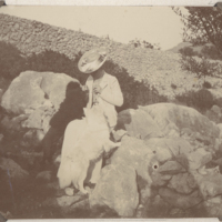 SLM P09-1055 - Kronprinsessan Victoria med hundar på Capri 1904